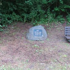 Pomník včelařského spolku v Romanovské ulici v Mšeně