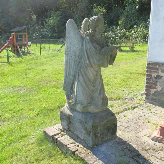 Socha anděla před kaplí v Kaňkově