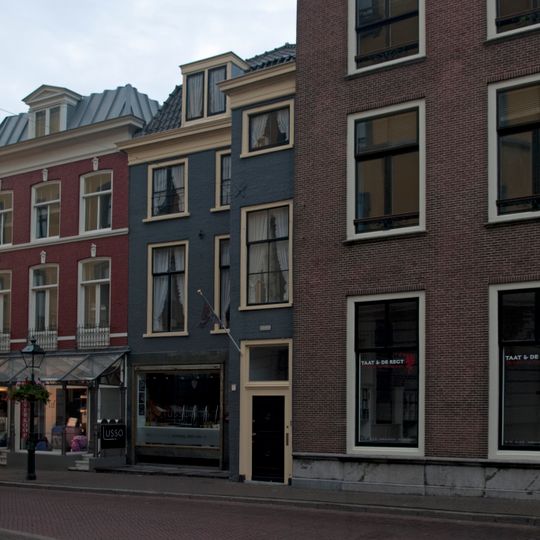 Pand met gevel met erker over de volle hoogte