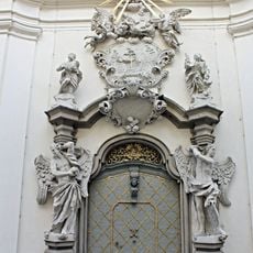 Sochy Panny Marie a prosebníků nad portálem Loretánské kaple v Minoritské ulici v Brně