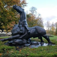 Paard verdedigt veulen tegen stier