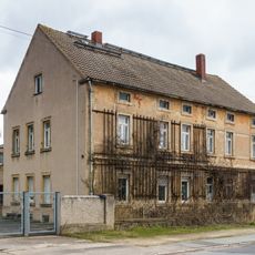 Wohnhaus und Einfriedung des Vorgartens eines Bauernhofes Lindenstraße 19
