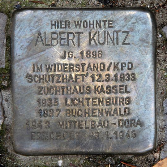 Stolperstein en memoria de Albert Kuntz