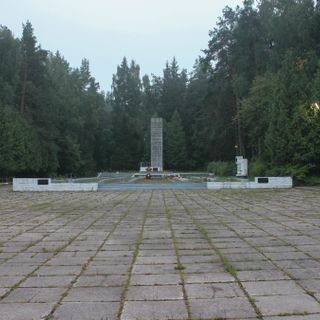 Братская могила советских воинов и партизан, погибших в борьбе с фашистами, в которой похоронены герои Советского Союза А.В. Петрова (1916-1941) и В.К. Пислегин (1920-1941)