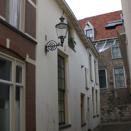 Huis met gepleisterde rechte gevel