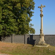 Sloup s ukřižovaným Ježíšem u hřbitova v Místě