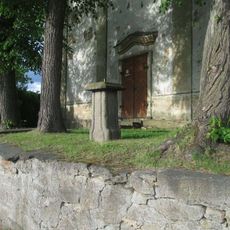 Socha svatého Jana Křtitele před kostelem v Krsech