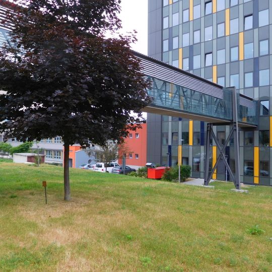 Lávka mezi budovami A1 a B1 v areálu Fakulty strojního inženýrství VUT v Brně