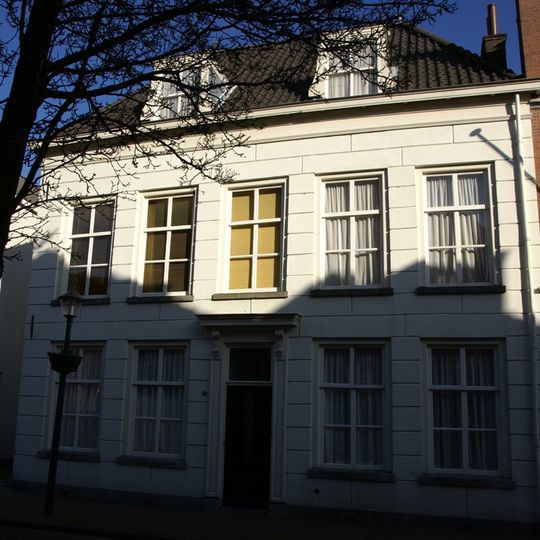 Hoekpand Bornsteeg. Breed patriciershuis ter breedte van vijf vensters onder hoog schilddak. Lijstgevel met Empire-schuiframen en deurpartij