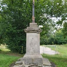 Pamětní kříž západně od kostela ve Sloupu v Čechách