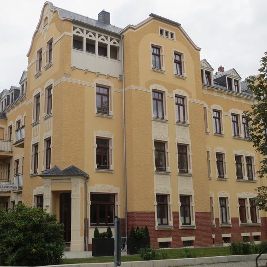 Mietshaus in Ecklage mit Vorgarten und Resten der Einfriedung Luisenplatz 13