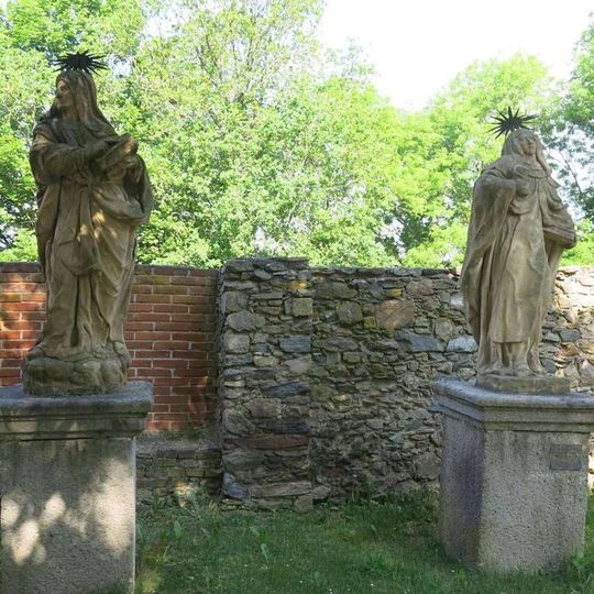 Sochy svaté Walburgy a svaté Anny na hradě Klenová