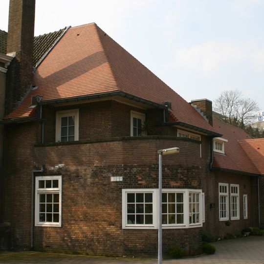 Twee poortgebouwen van het uitgebreide academische ziekenhuiscomplex, waarvan na sloop slechts enkele delen resteren