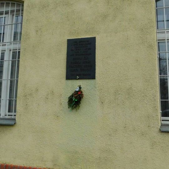 Pamětní deska obětem 2. světové války v Osadní ulici v Holešovicích