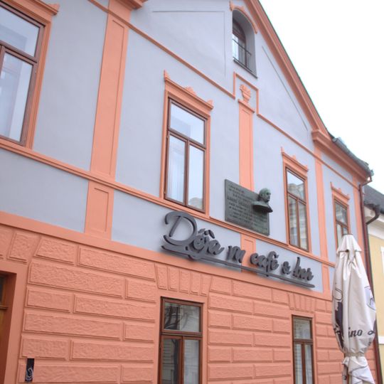 Pamětní deska Kamila Hilberta na domě Mírové náměstí 49 v Lounech