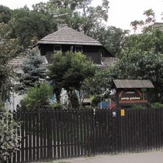 Dom z wystrojem wnętrza (dekoracja kolumn międzyokiennych)