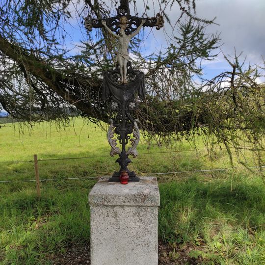 Kříž na staré silnici mezi Mokrou a Černou v Pošumaví