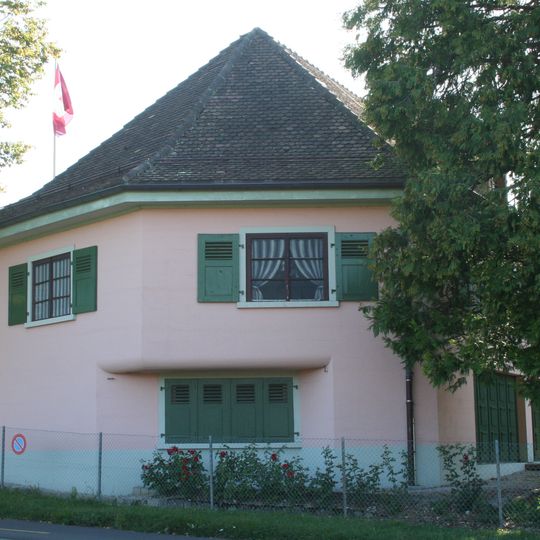 Lignes de fortification et villa rose