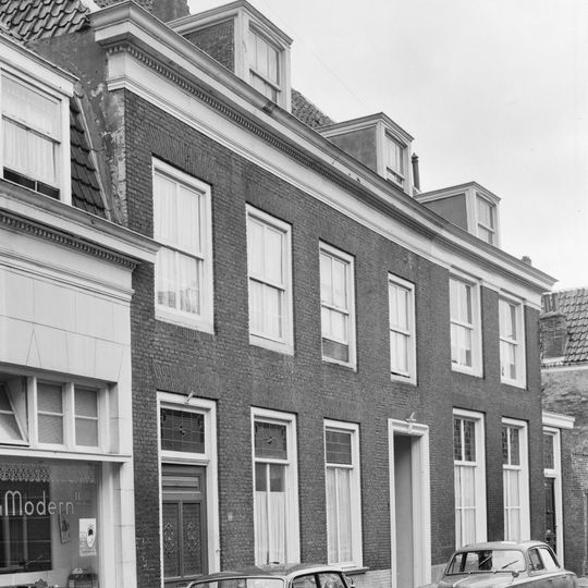 Pand onder hoog schilddak en met een doorlopende houten kroonlijst