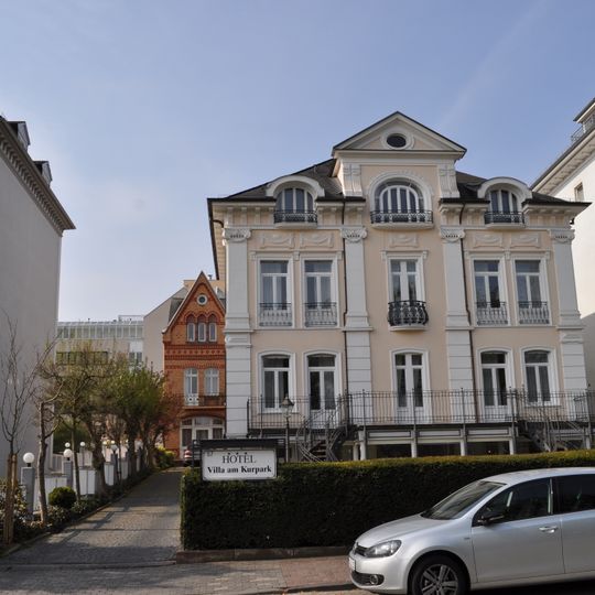 Villa und Nebengebäude