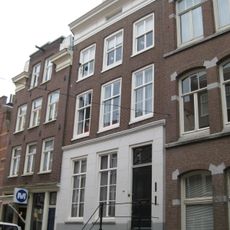 Pand met gevel onder rechte lijst waarboven een dakvoorschot