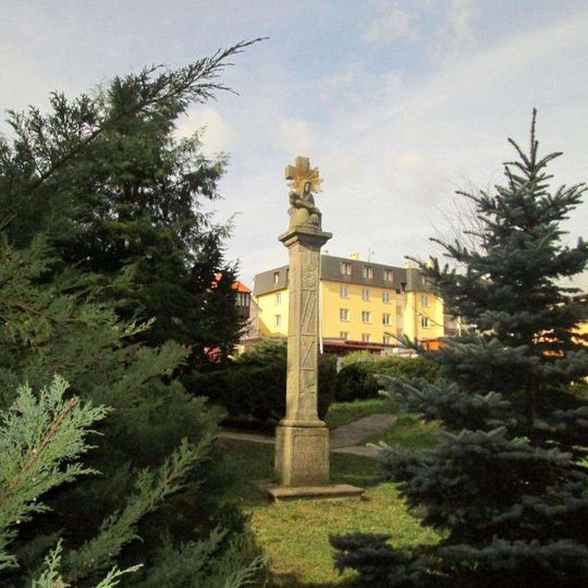 Sloup se sochou v parku u Pichmannovy ulice v Pelhřimově