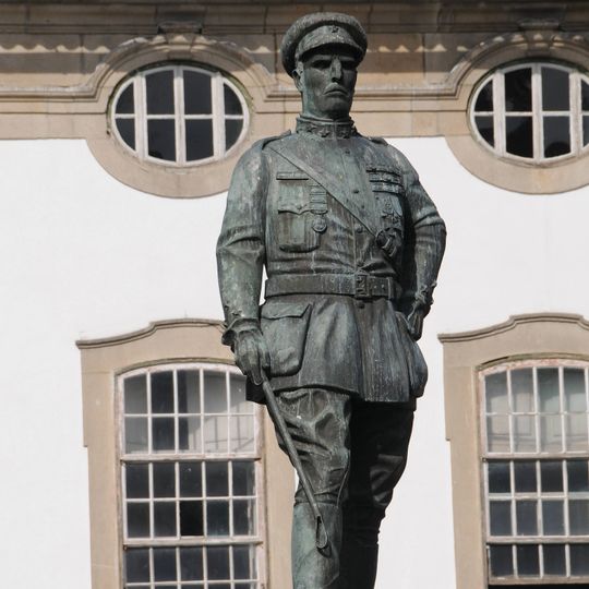 Statue of Gomes da Costa