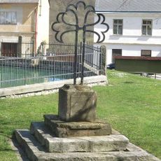 Kříž na náměstí ve Valči