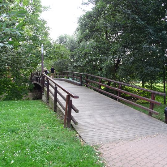 Východní lávka přes Botič ve sportovním areálu Hamr