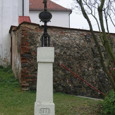 Kříž v Osvračíně u kostela