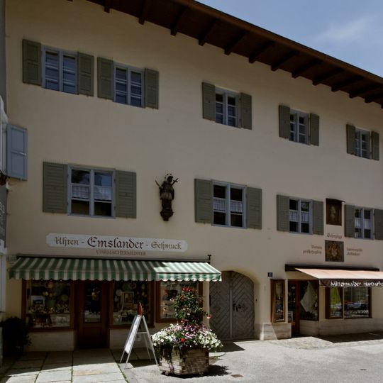 Wohn- und Geschäftshaus