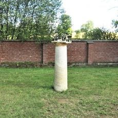 Sloup zastavení VII. na křížové cestě v parku kláštera v Teplé