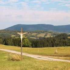 Dřevěný kříž severně od Hanušovic u polní cesty
