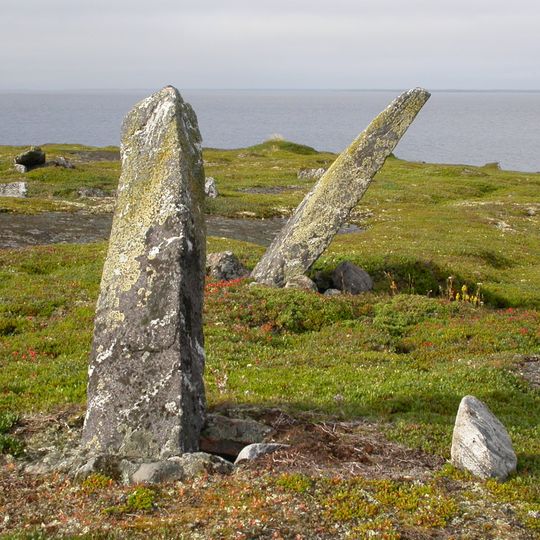 Менгиры и хозяйственные ямы на острове Большой Робьяк