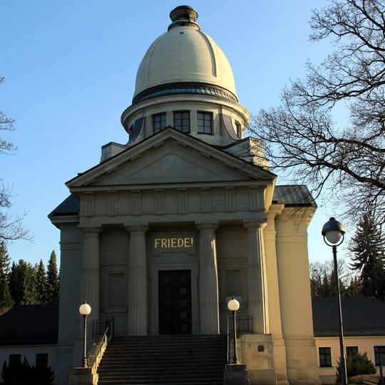 Krematorium mit Urnenwand, einige Grabmäler und Denkmäler Reichenhainer Straße 102; 104
