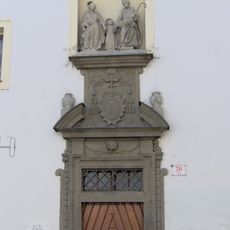 Sousoší Svatých Jáchyma a Anny s Pannou Marií na zdi kláštera Voršilek z Orlí ulice v Brně