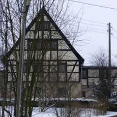 Wohnstallhaus (Nr. 13) eines Bauernhofes, mit Hofbaum (auf dem Grundstück von Nr. 15) Scharfenberger Straße 13; 15