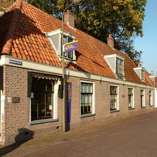 Lage huisjes onder een dak en dakvensters