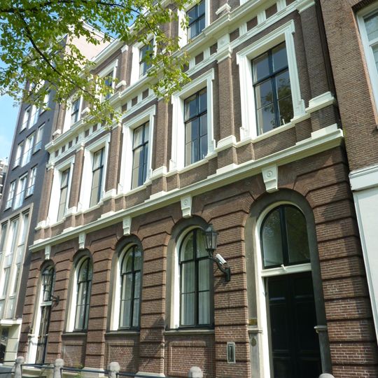 Vijf vensterassen breed pand