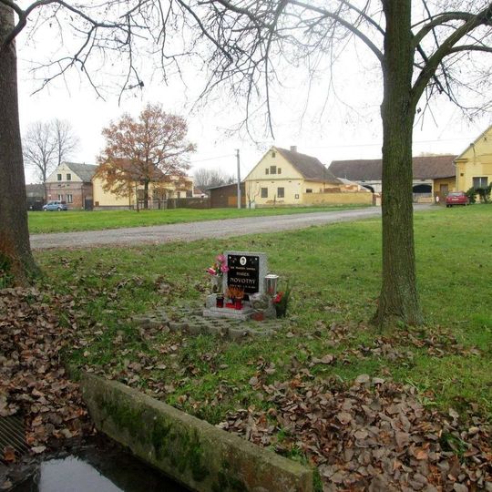 Pomník v Přehýšově na návsi