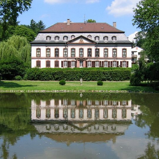 Schloss mit Parkanlagen