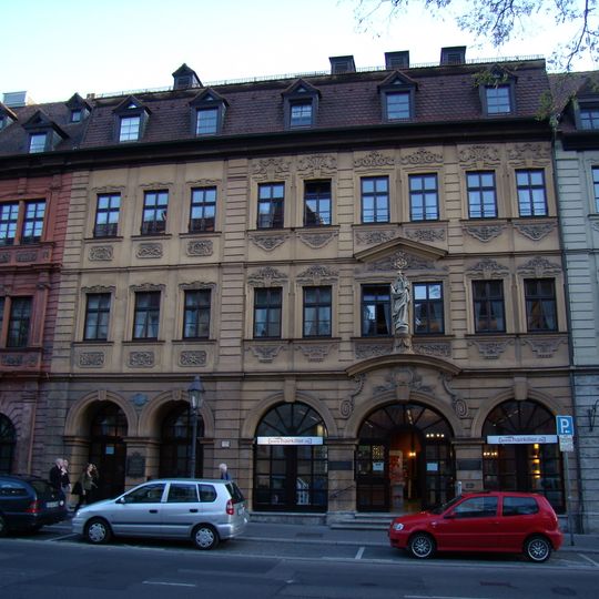 Bürgerhaus, ehemaliger Hof zum Roten Hahn