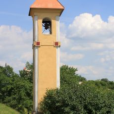 Zvonička u hlavní silnice v Podbrahách