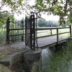 Plantagehuis: brug met toegangshek (sloot zuidzijde Kleizuwe)
