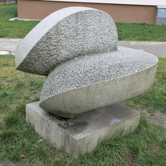 Kamenná plastika v sídlišti Střelecký vrch v Chrastavě