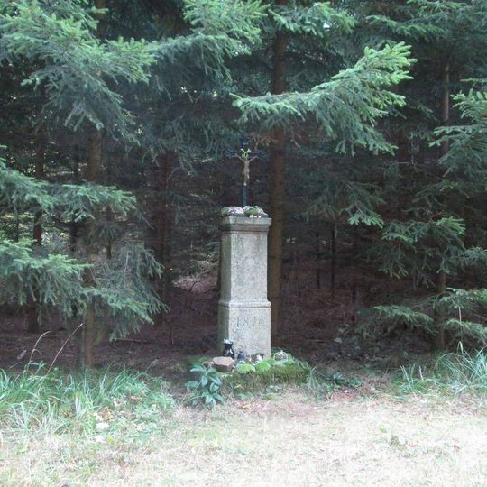 Kříž na hřebenu mezi vrchy Kozí kámen a Stráž nad Lhenicemi