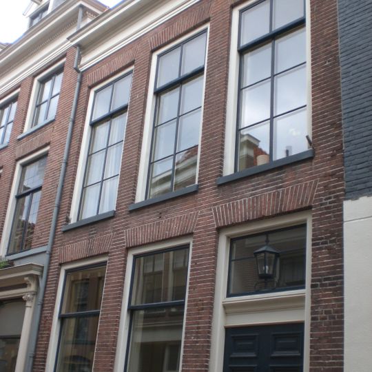 Onderkelderd pand met lijstgevel