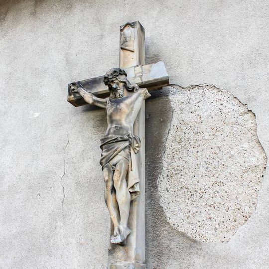 Kříž v Mírově u zdi kostela