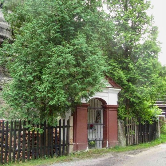 Kaplička v Zahrádkách na rozcestí Karba