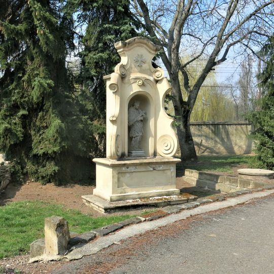 Výklenková kaplička se sochou svatého Jana Nepomuckého